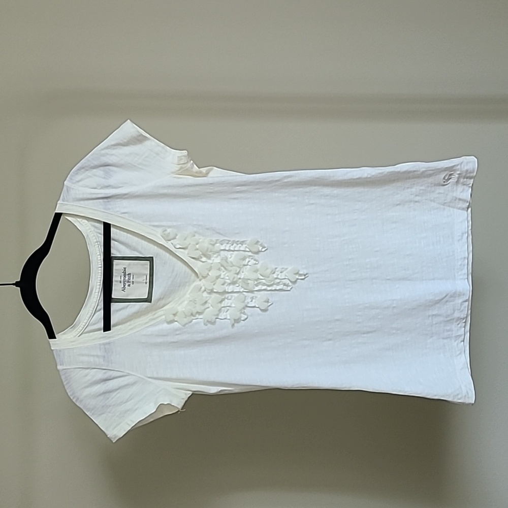 Abercrombie and Fitch v-neck t-shirt sz L cream
